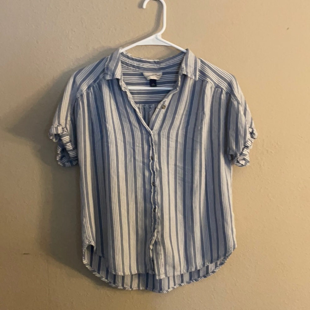 Blue striped universal thread top- super cute!